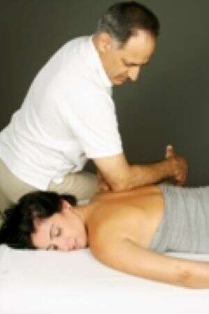 עבודה עמוקה על הגב - אבי בחט Avi Bahat טיפול במגע ותנועה - דרך גוף